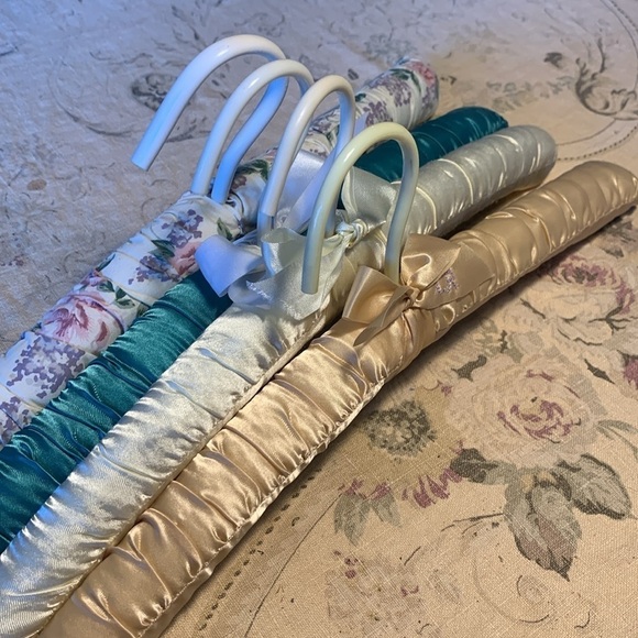Four fabric covered hangers - Picture 3 of 5